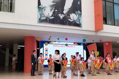 Trao cờ thi đua đầu tuần